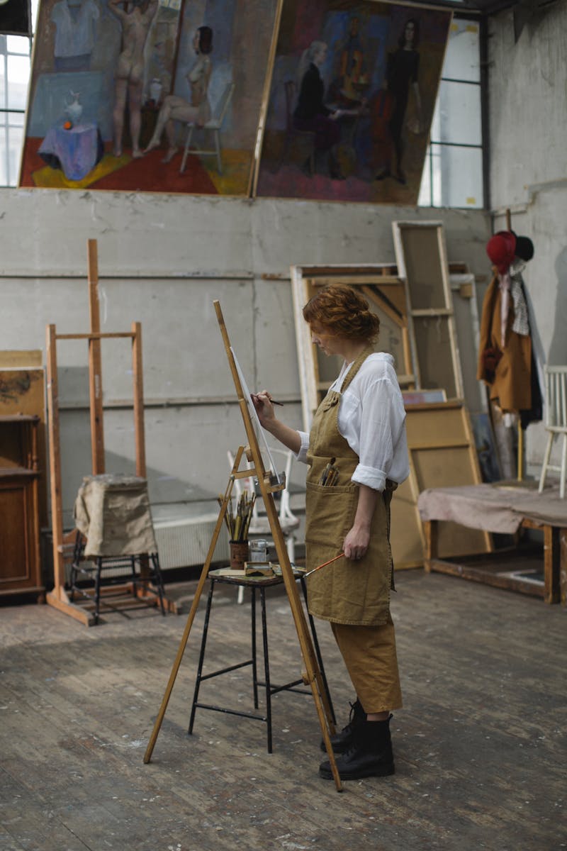 Vrouw schildert een schilderen op nummer canvas — het perfecte cadeau